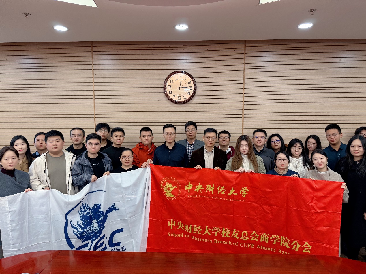 一群人站在台上中度可信度描述已自动生成 一群人站在台上中度可信度描述已自动生成